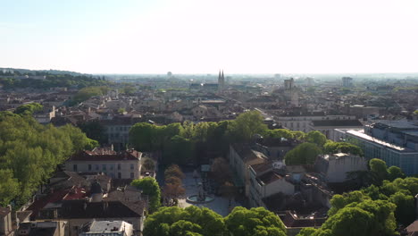 Schöne-Morgendliche-Luftaufnahme-Im-Frühling-Vom-Assas-Platz-In-Nîmes,-Frankreich